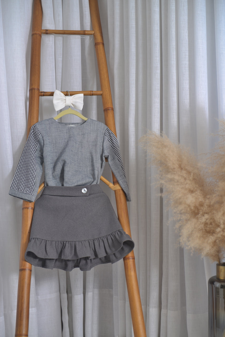 Blusa em linho cinza com detalhes xadrez preto e branco