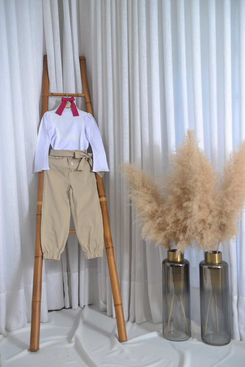 Calça em sarja com elastano bege