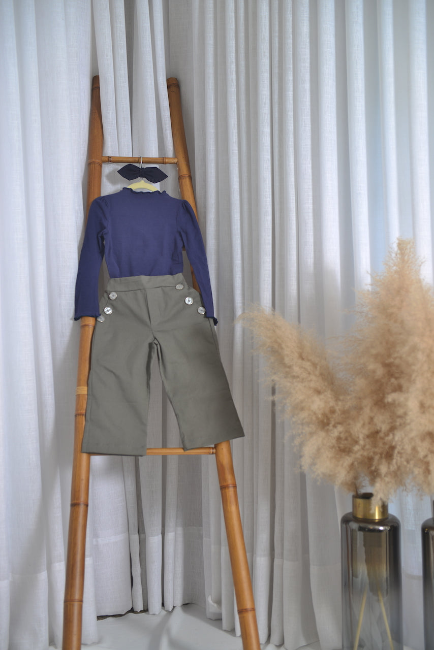 Calça em sarja com elastano cinza