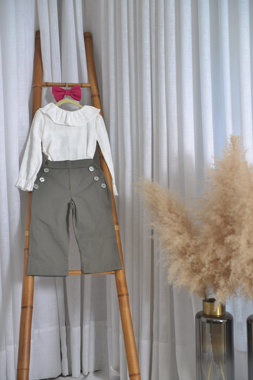 Calça em sarja com elastano cinza