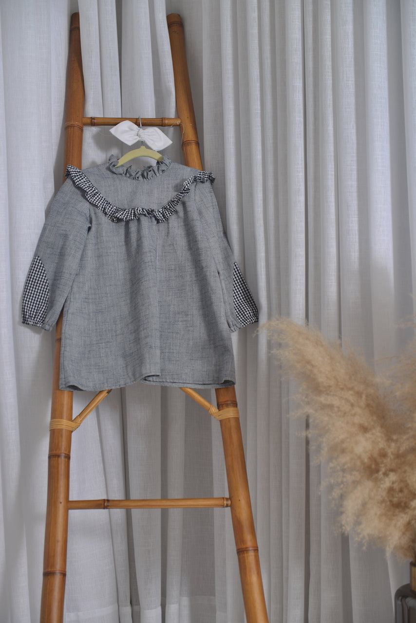 Vestido em linho cinza com detalhe preto e branco.