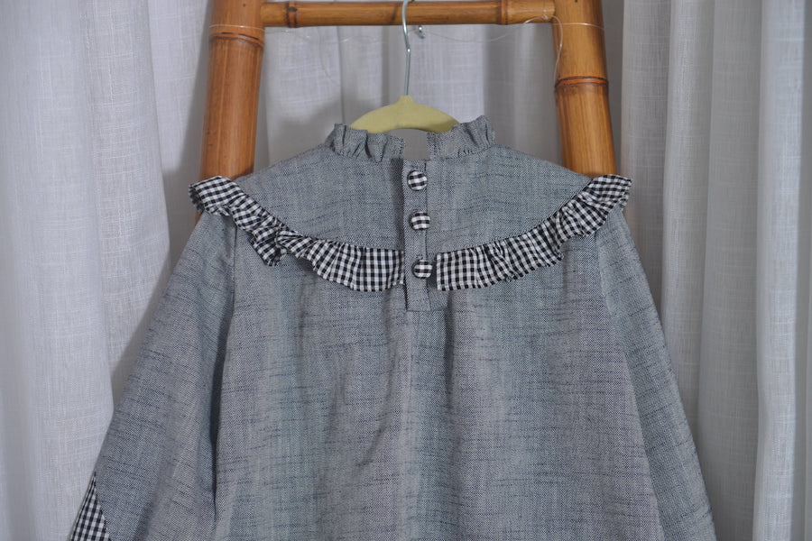 Vestido em linho cinza com detalhe preto e branco.
