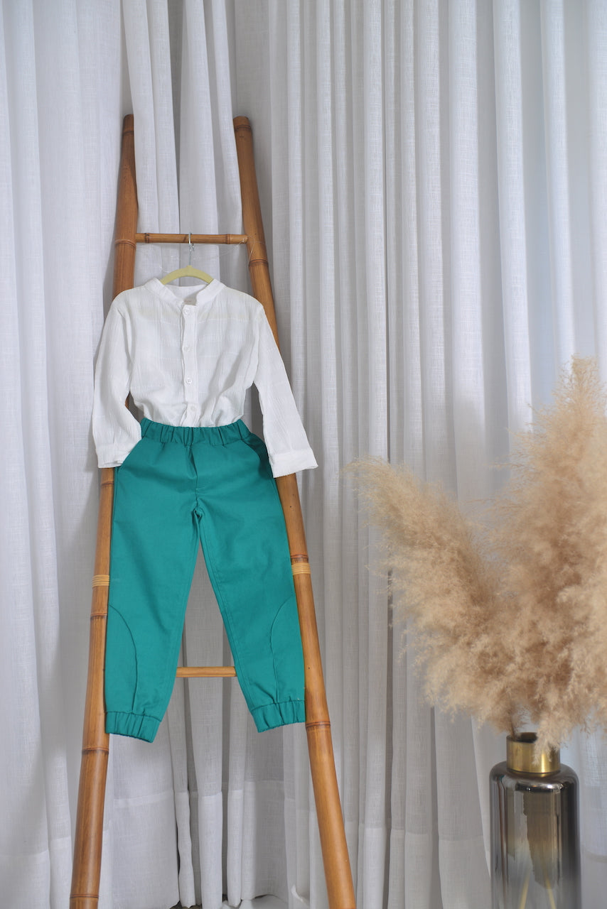 Calça jogger em sarja com elastano verde