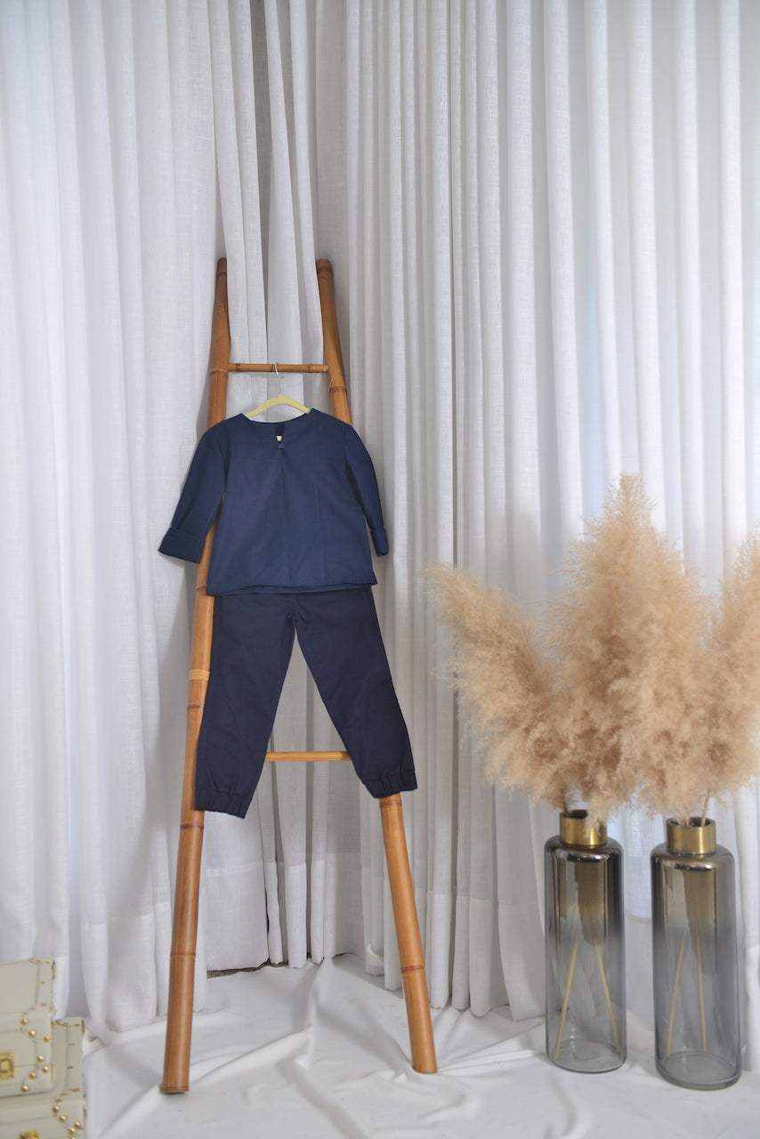 Calça jogger em sarja com elastano azul marinho