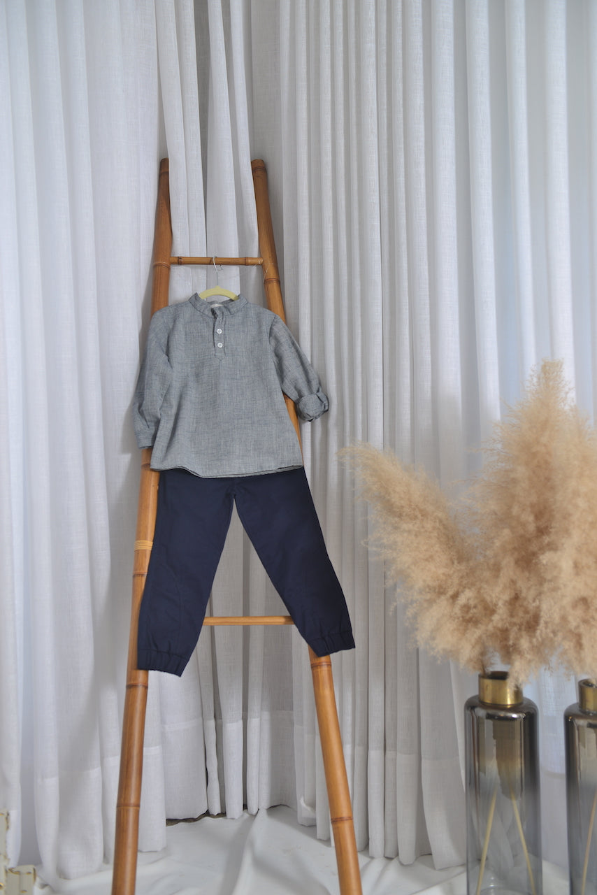 Calça jogger em sarja com elastano azul marinho