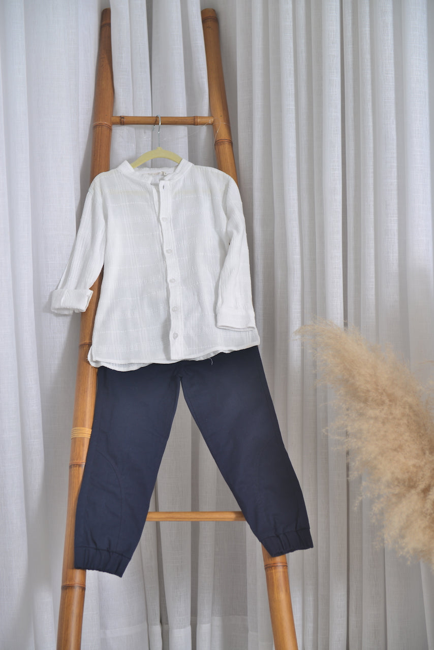 Calça jogger em sarja com elastano azul marinho