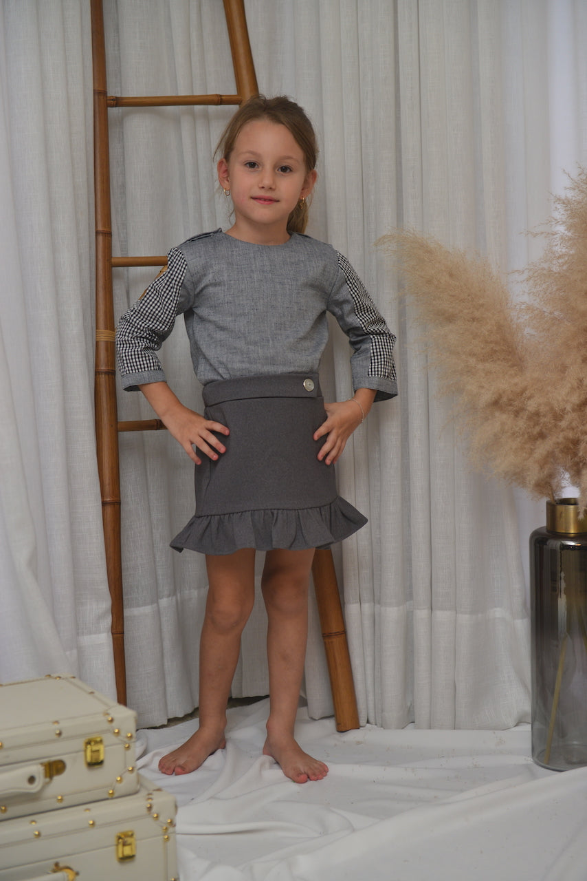 Blusa em linho cinza com detalhes xadrez preto e branco
