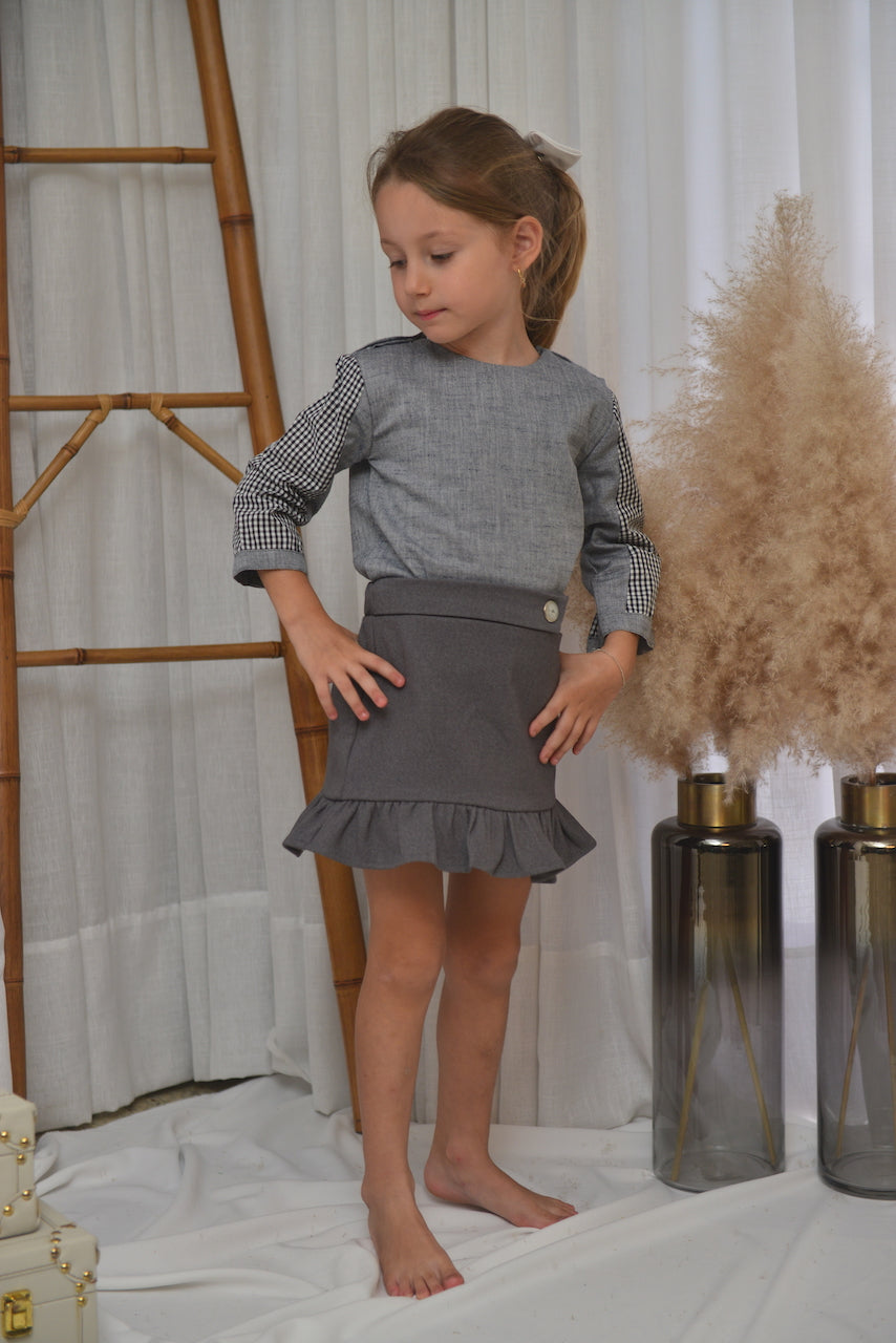 Blusa em linho cinza com detalhes xadrez preto e branco