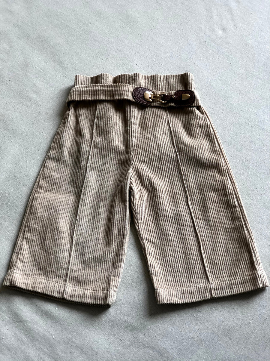 Calça Pantacourt em veludo cotelê Marianne