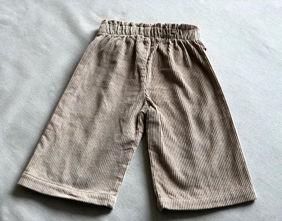 Calça Pantacourt em veludo cotelê Marianne